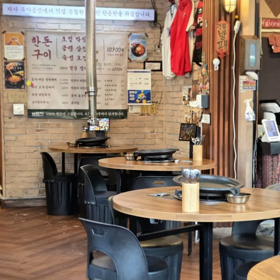Square table seating arrangement at Neolpanji
