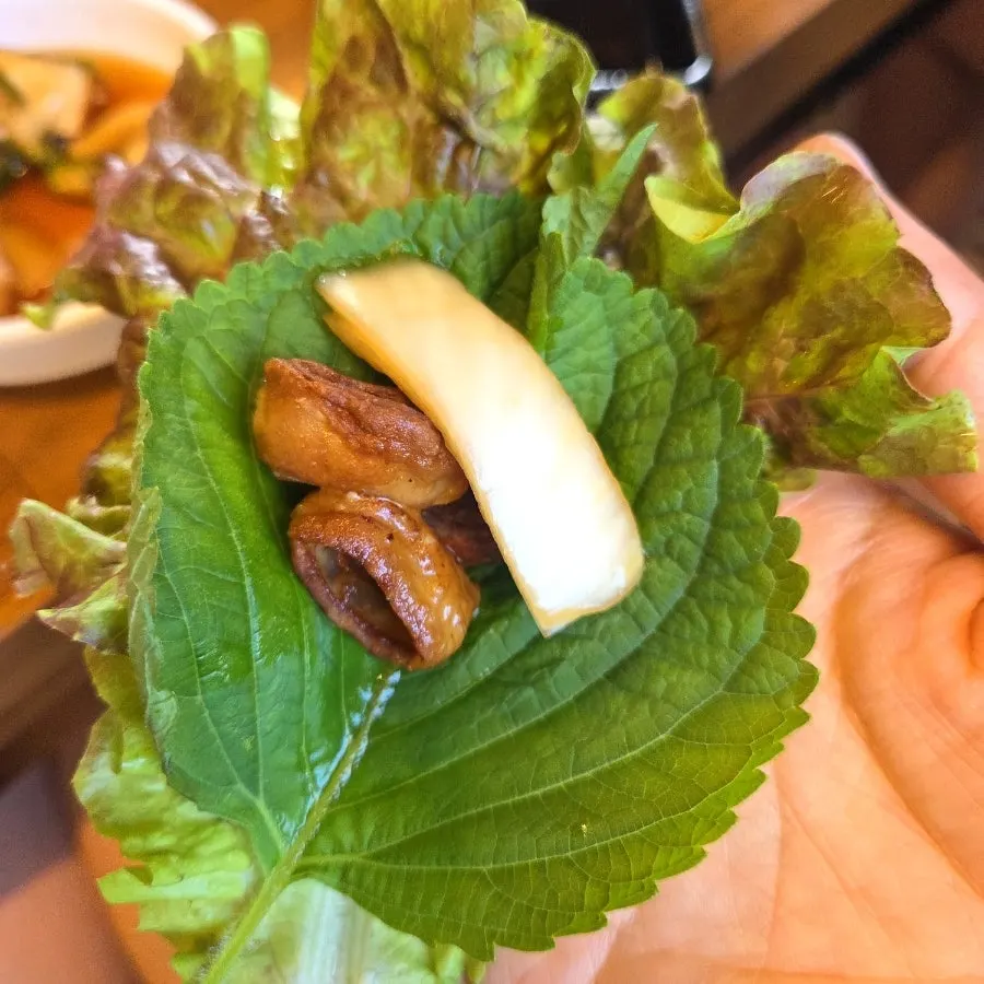 Makchang and pickled onion wrapped in lettuce