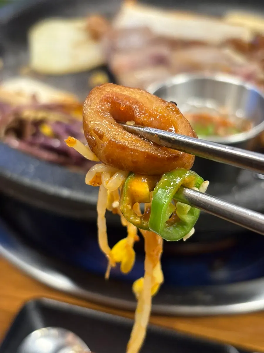 หมูสามชั้นหมักและมักชังย่างสุกแล้วกำลังย่าง
