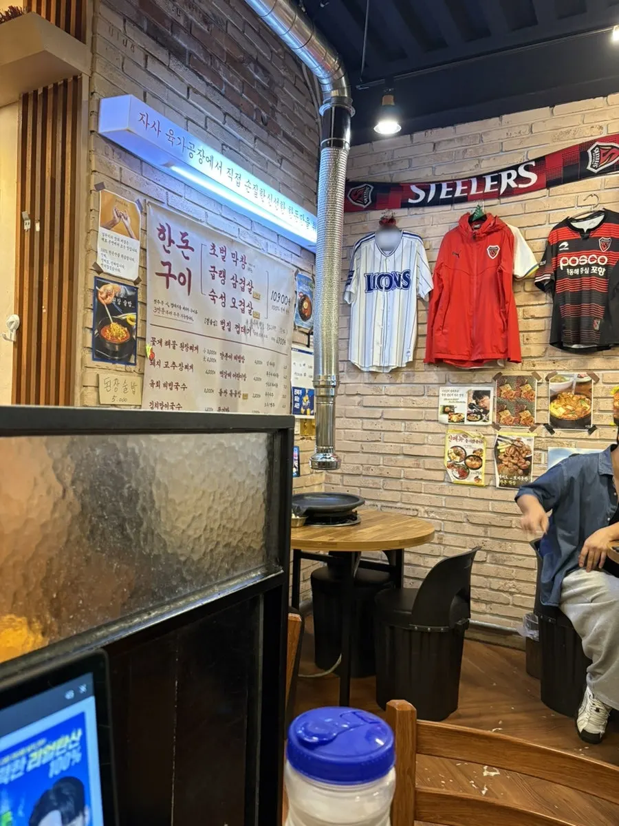 บรรยากาศภายในร้านที่เต็มไปด้วยลูกค้าในเย็นวันธรรมดา