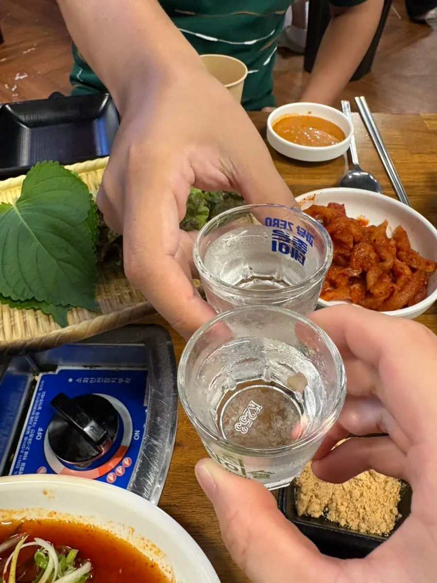 ชนแก้วก่อนเริ่มย่างเนื้อ