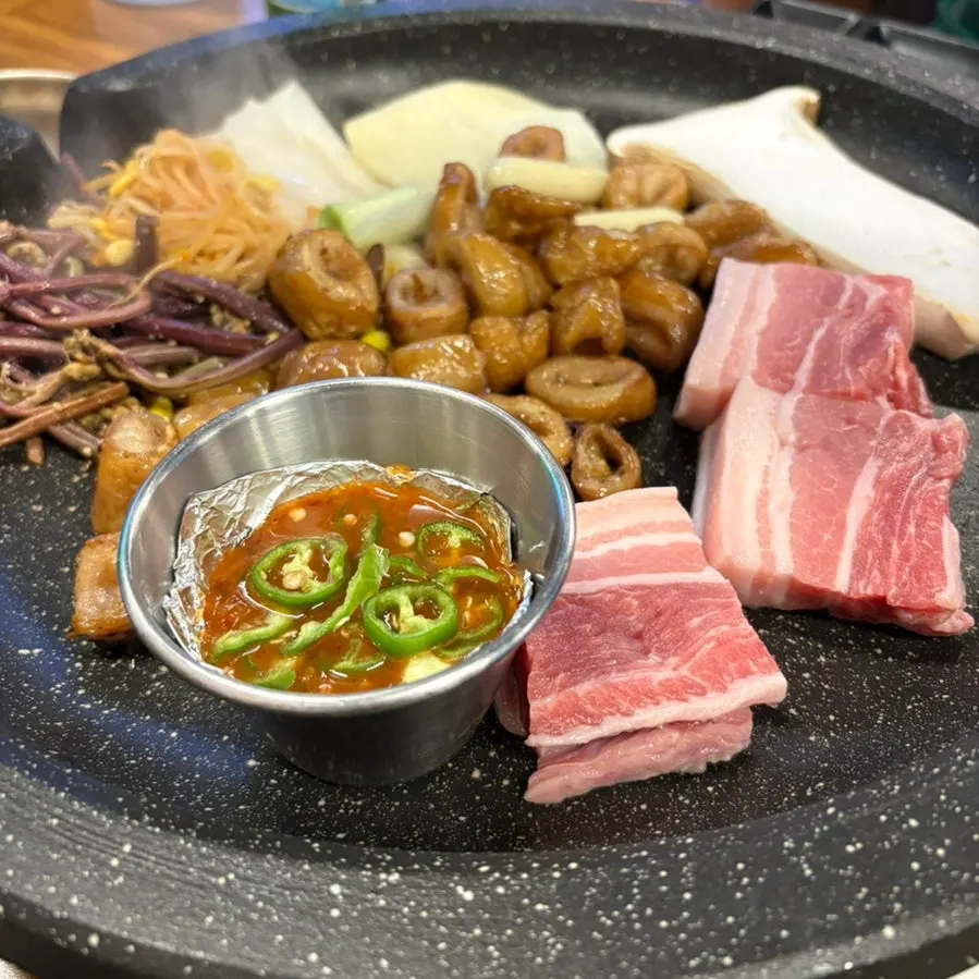 หมูสามชั้นหมักกำลังย่างบนกระทะ
