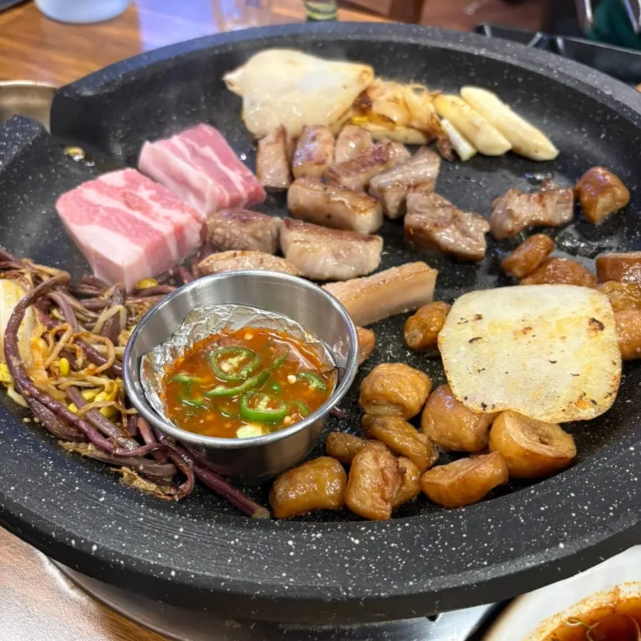 โต๊ะที่มีทั้งหมูย่างและซุลบับ