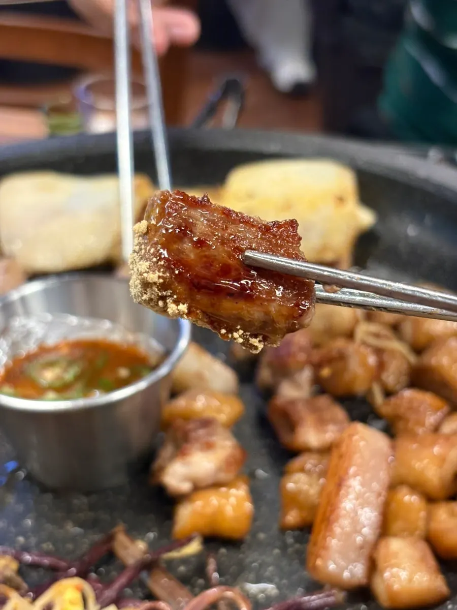 หมูสามชั้นหมักที่สุกแล้วคู่กับมุกจีนเก่า