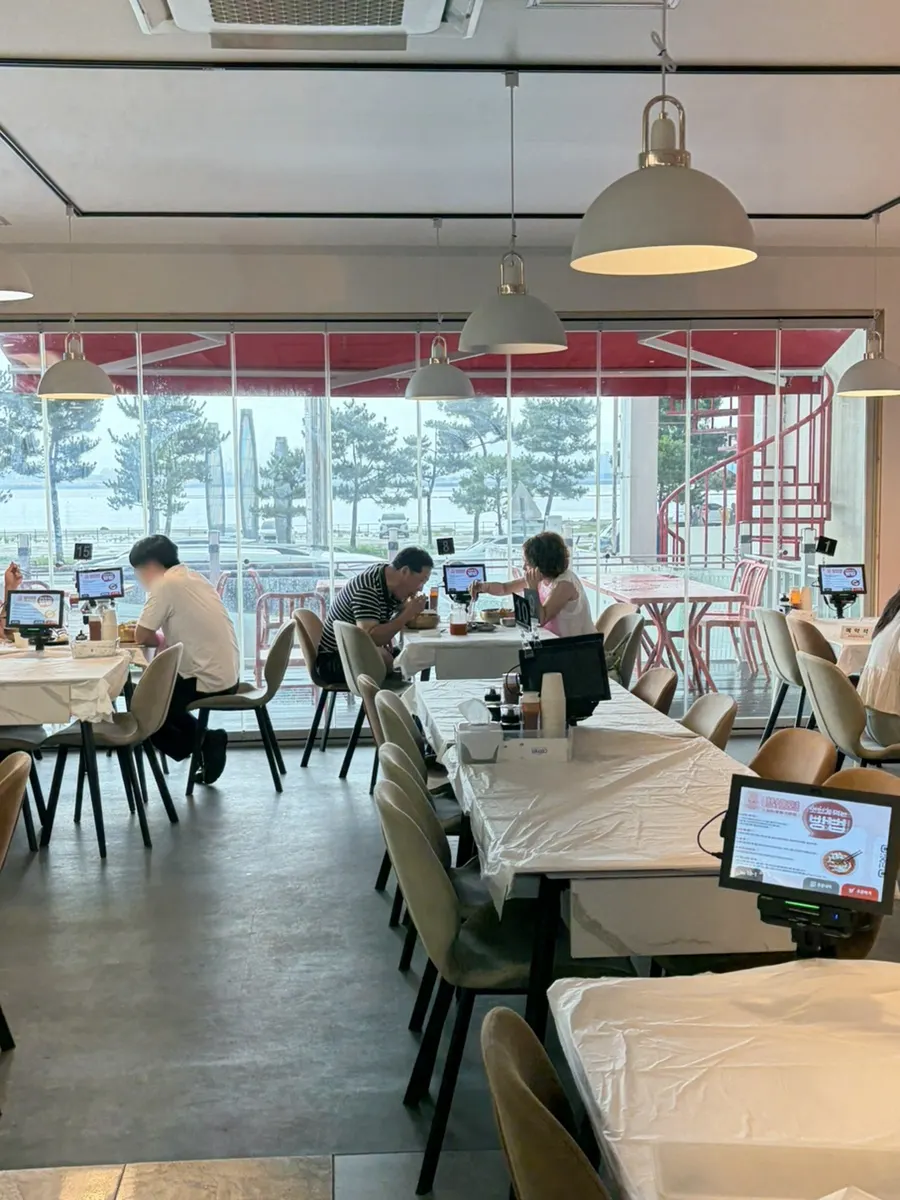 Window seat at Ppwang Mulhoe with an ocean view outside