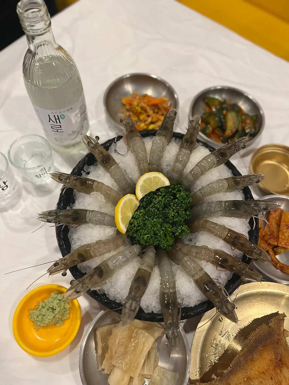 접시에 담긴 생새우회 16마리