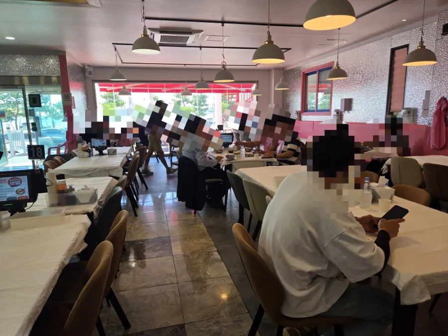 Interior of Ppwang Mulhoe with pink accents