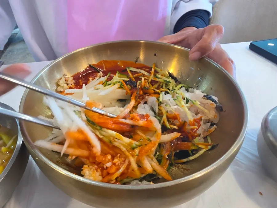 A bowl of mulhoe served with gochujang sauce