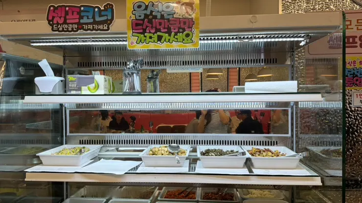 A table at Ppwang Mulhoe covered with disposable plastic sheeting