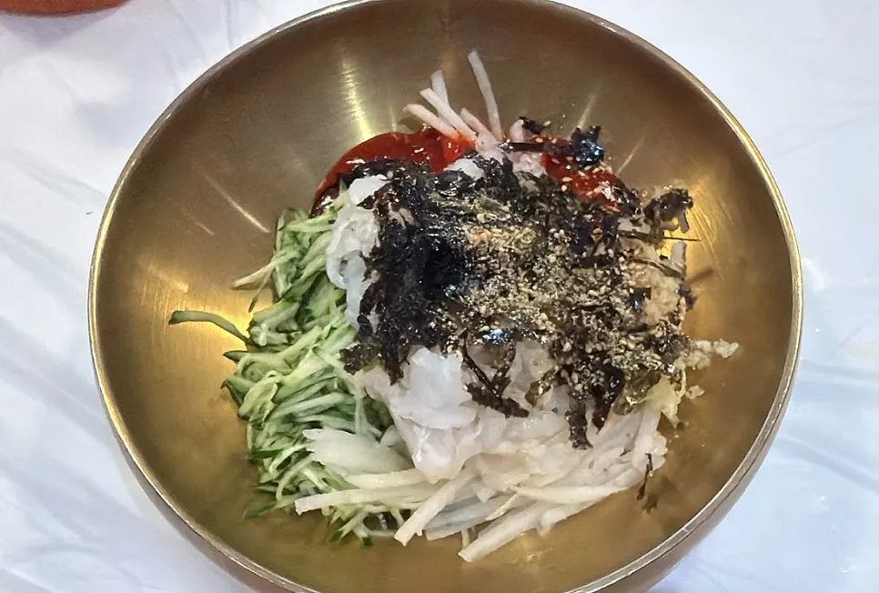 Pouring broth into squid mulhoe at Ppwang Mulhoe