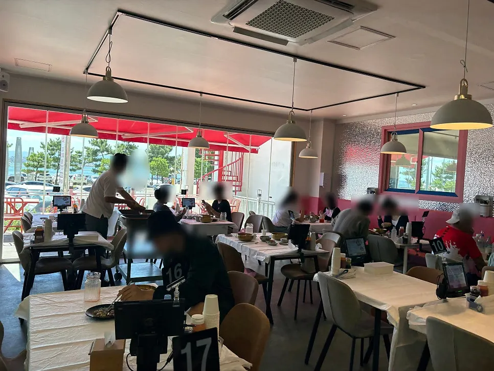4인 테이블이 많은 퐝물회 밝은 실내