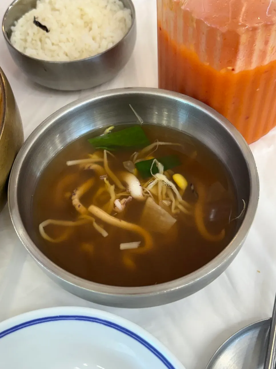 그릇에 담은 시원한 오징어 국