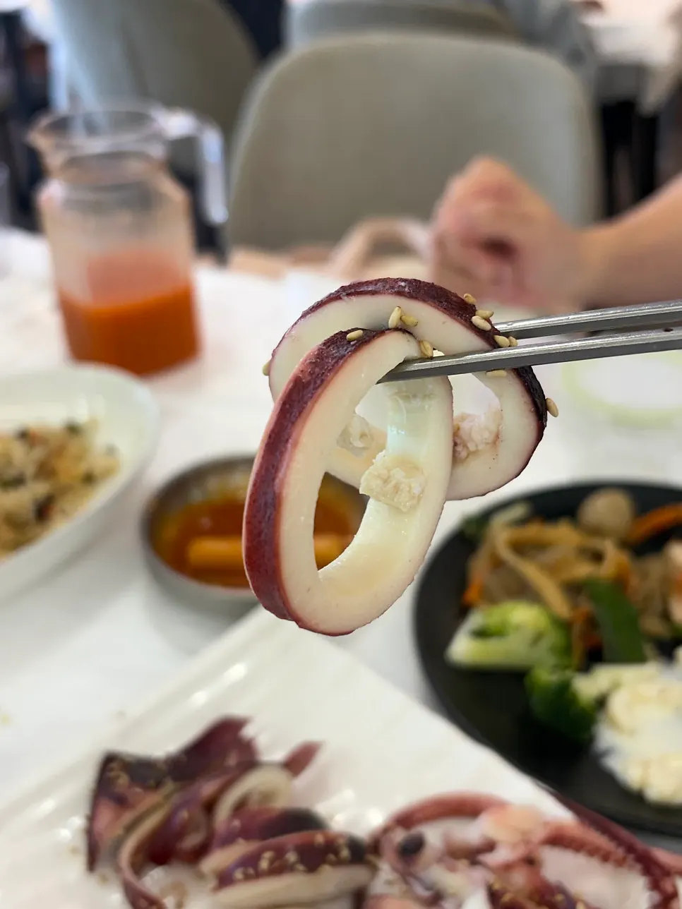 통째로 나온 오징어통숙회 한 마리
