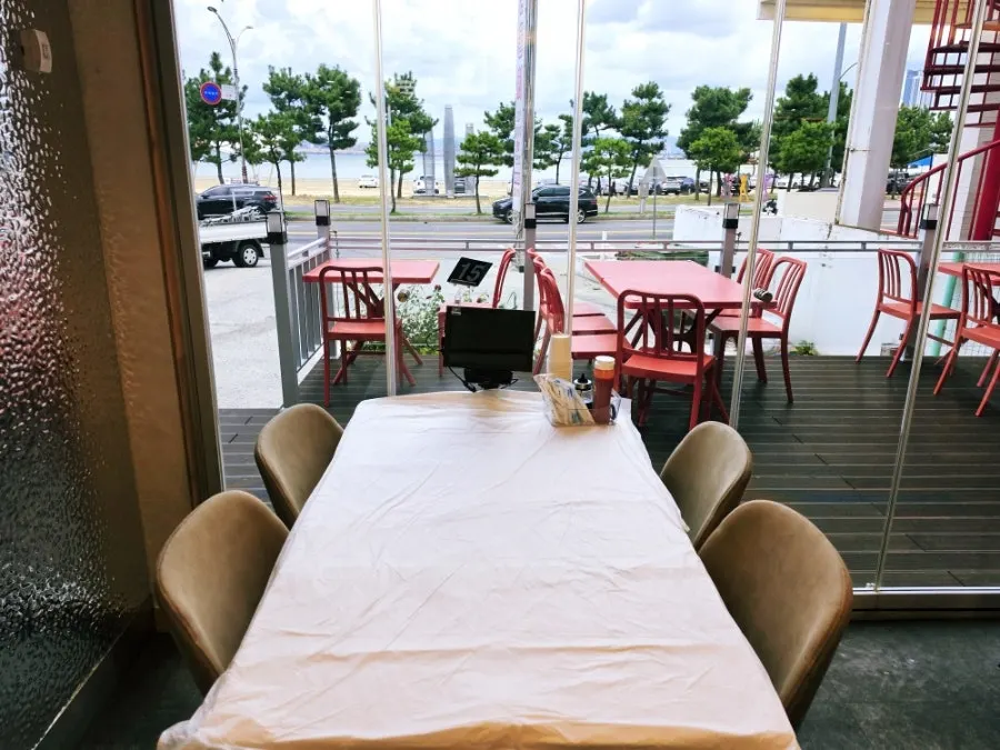 Interior of Ppwang Mulhoe with window ocean-view seating