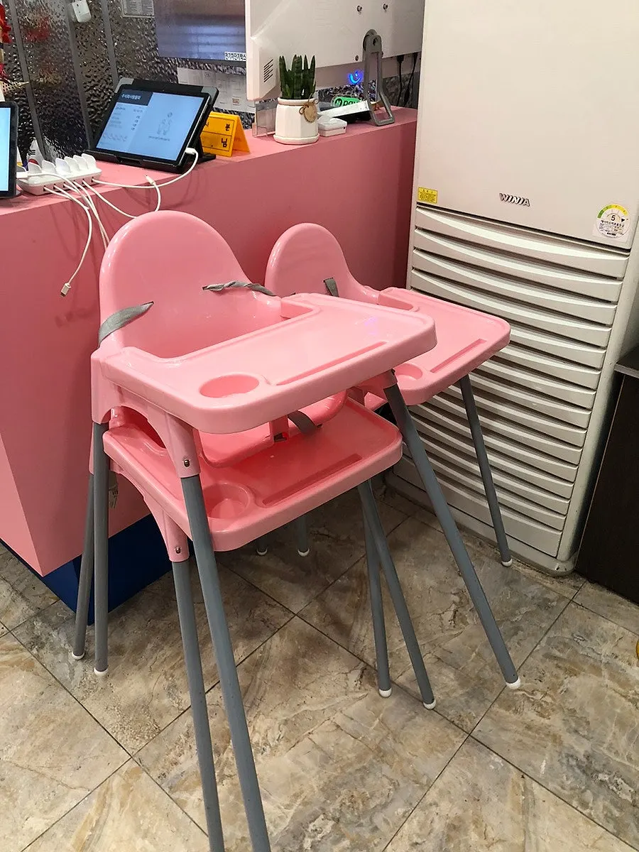Interior of Ppwang Mulhoe decorated in a pink concept