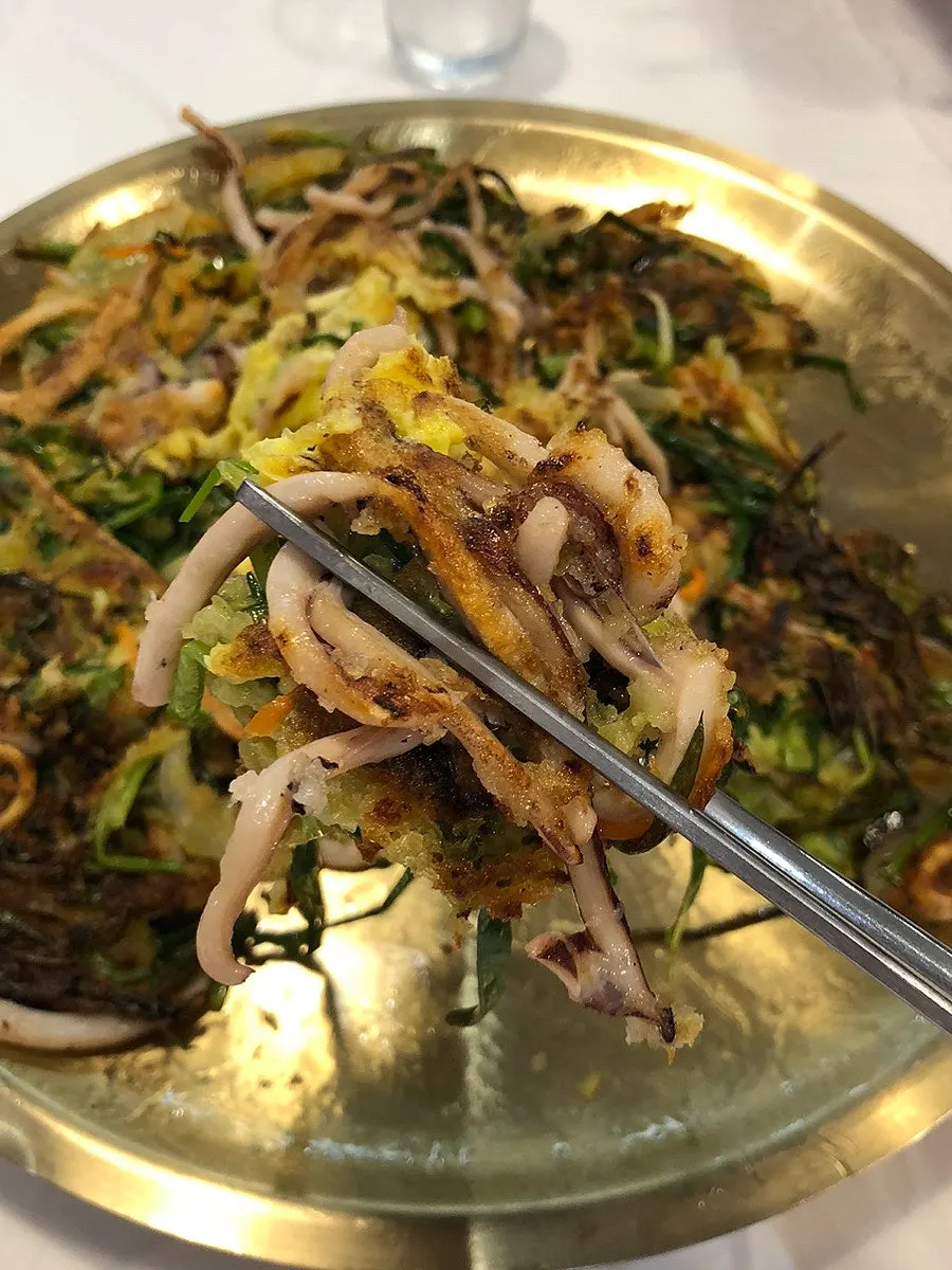 Cross-section of the pajeon packed with squid