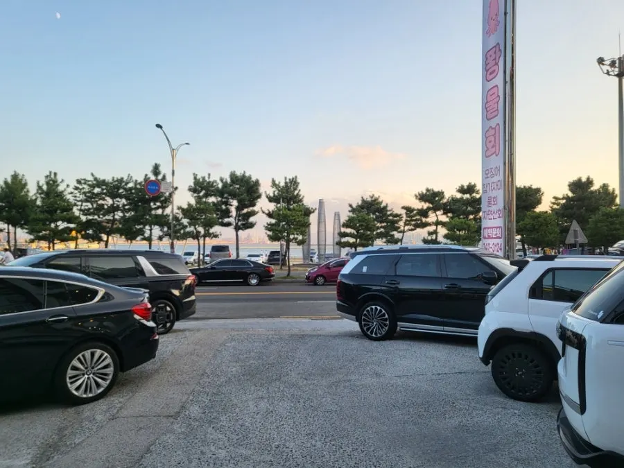 퐝물회 가게 앞 넓은 주차장