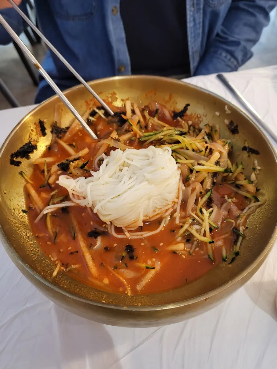 물회 육수에 말아 먹은 소면과 공기밥