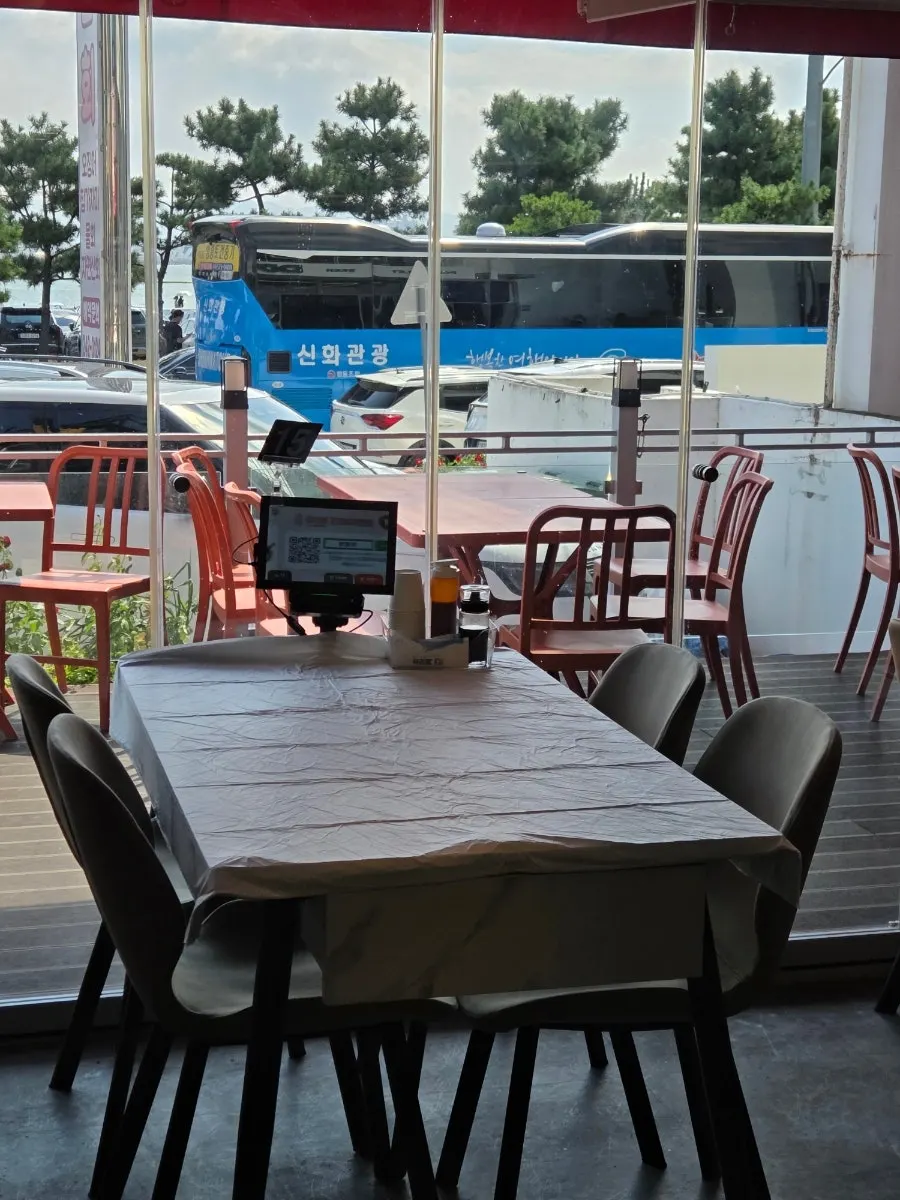 Interior of Ppwang Mulhoe with sea view through the large windows