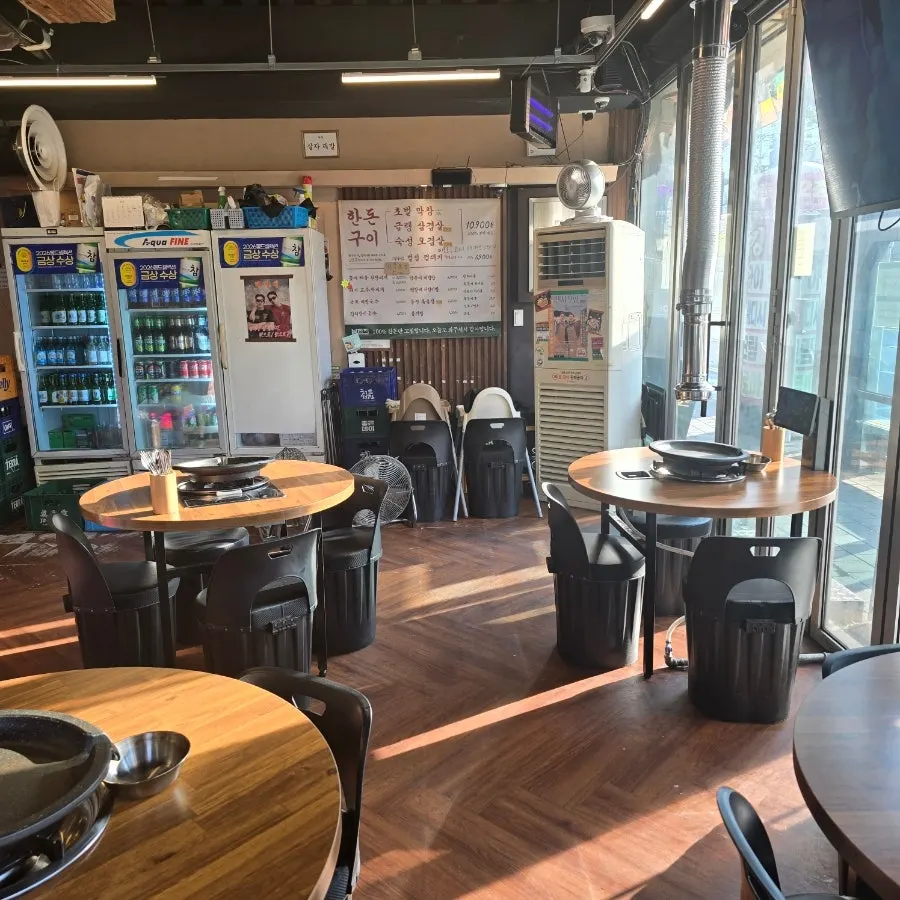Indoor seating at Neolpanji Pohang Yeongildae Branch
