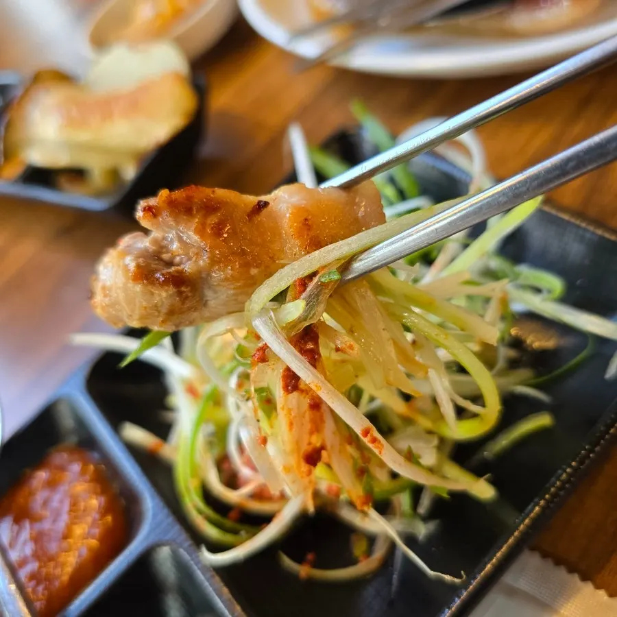 Ogyeopsal dipped in sauce