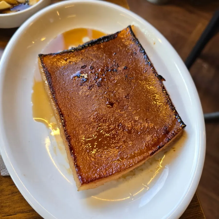 Honeycomb pork skin grilling on the stone plate