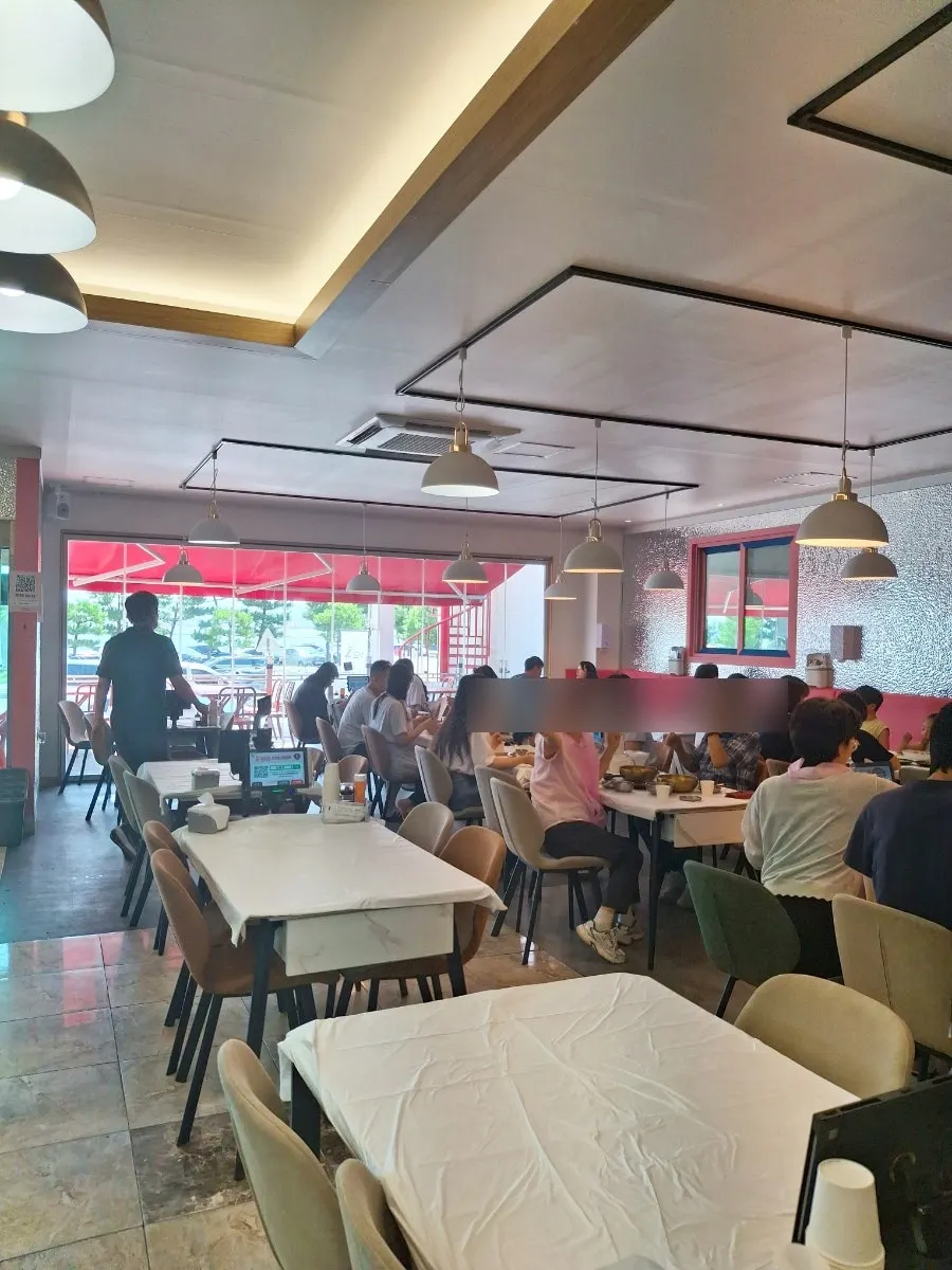 Overview of the Ppwang Mulhoe dining room