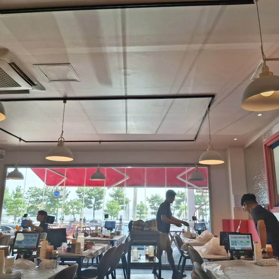 Brightly lit interior of Ppwang Mulhoe