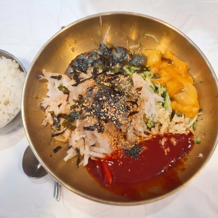Mulhoe with abalone, sea cucumber, sea squirt, and raw squid