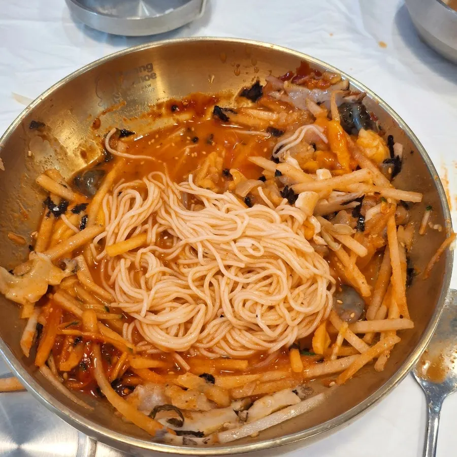 Ppwang Mulhoe mixed with gochujang sauce