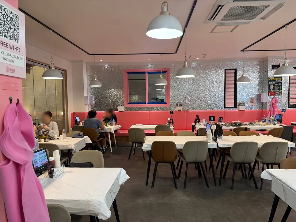 Clean seating area inside Ppwang Mulhoe