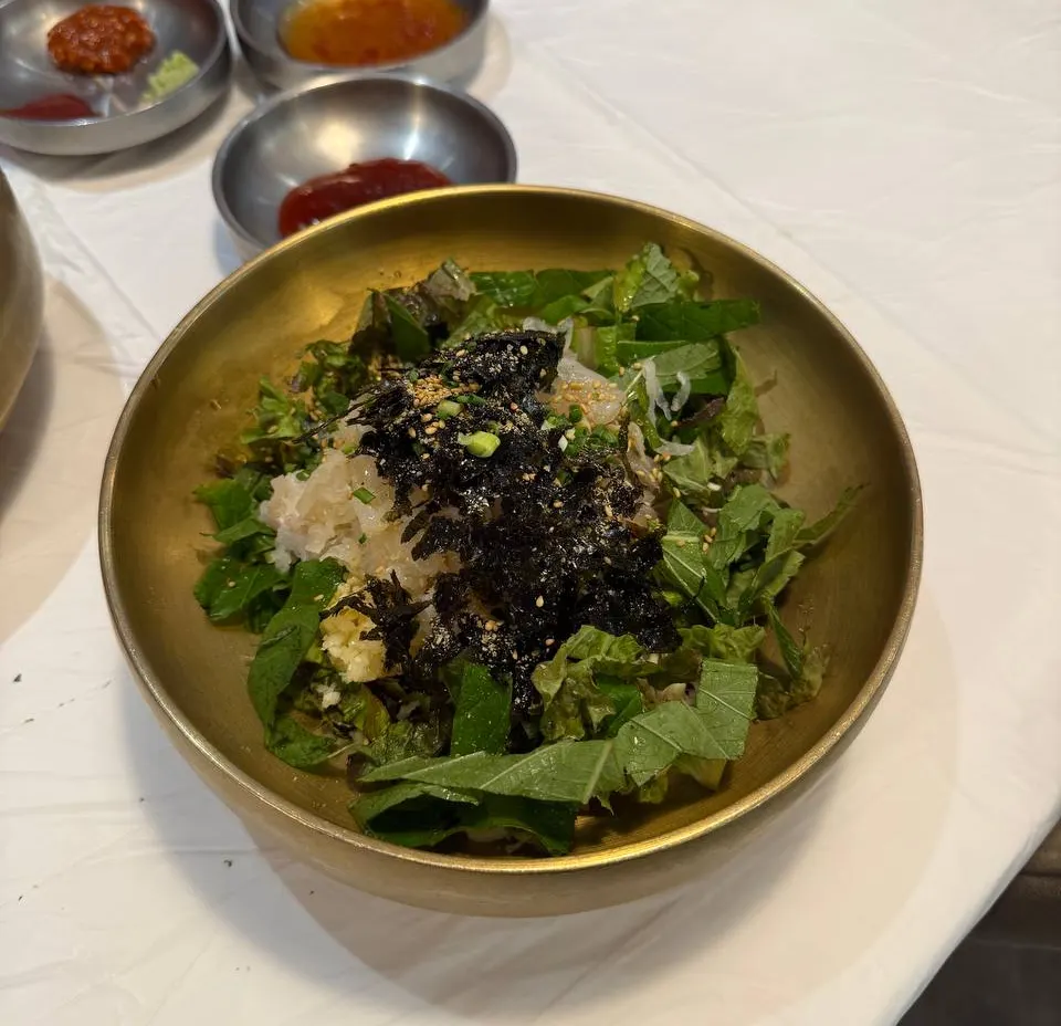 Hoe-deopbap with raw fish and rice mixed together