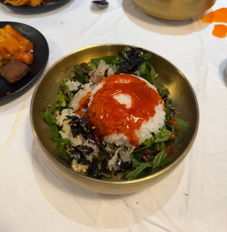 Hoe-deopbap topped with generous raw fish
