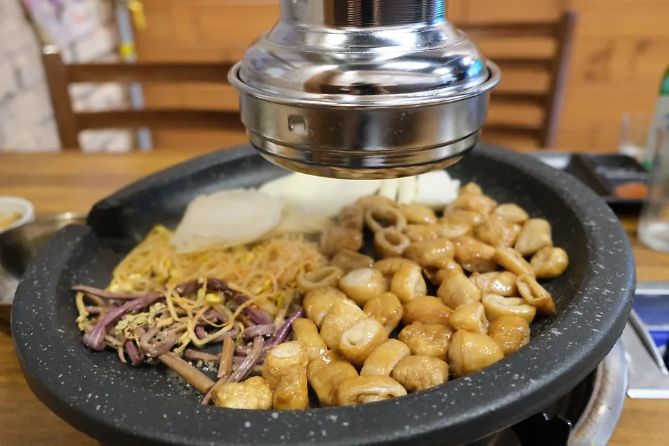 A grill of makchang cooked at the table