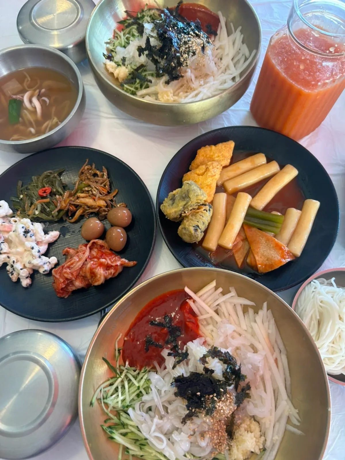 Fried food and sauces at the Ppwang Mulhoe self bar