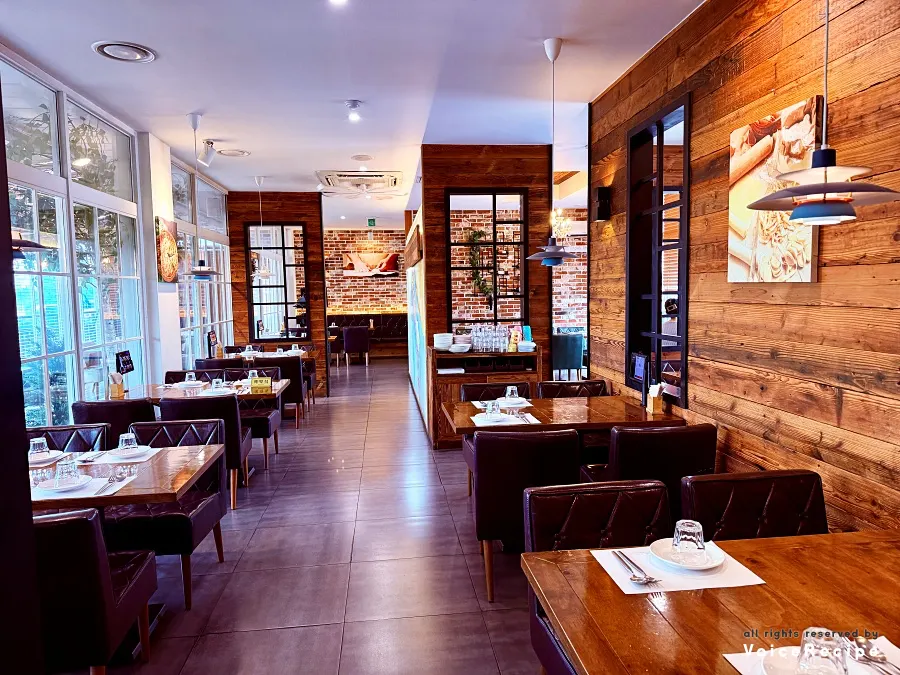 Interior of Restaurant Polia baking wood-fired pizza
