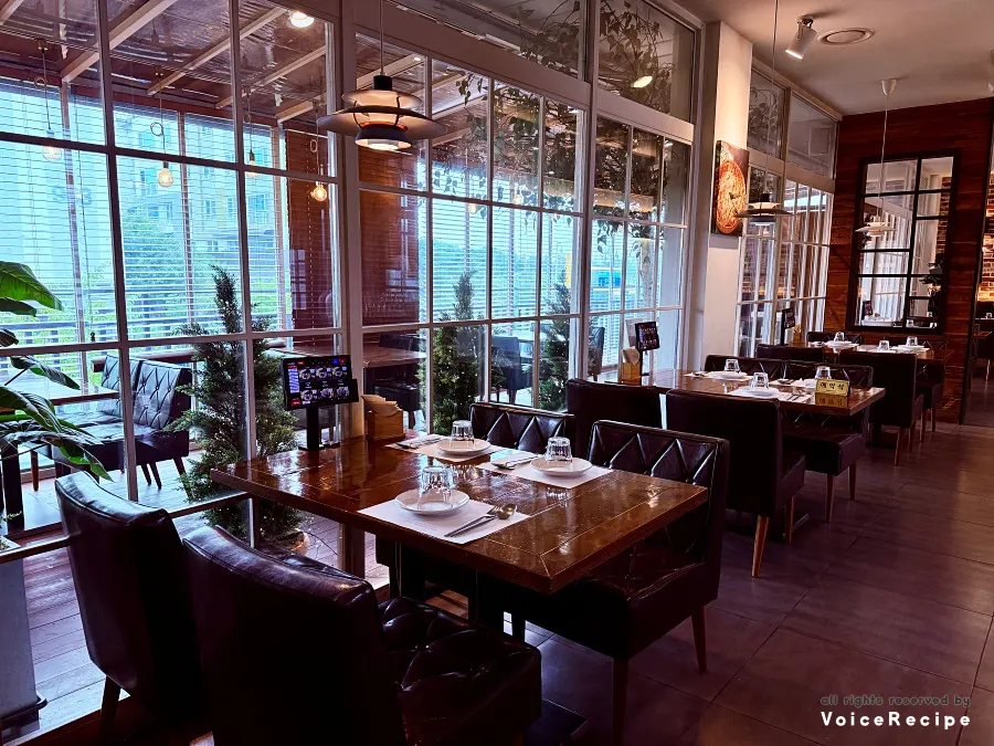 Elegant-feeling dining hall seating