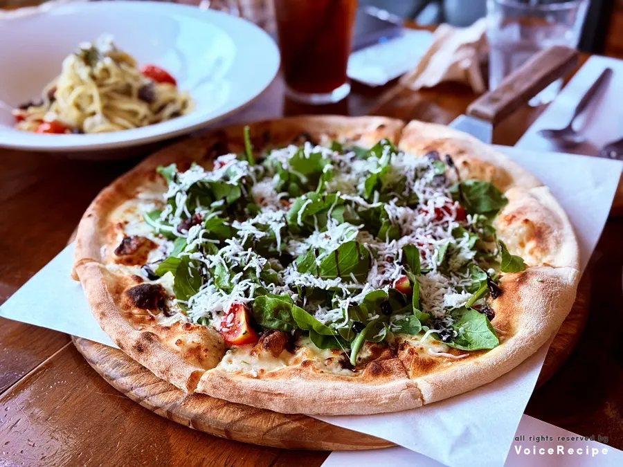 Rucola pizza with added snow cheese
