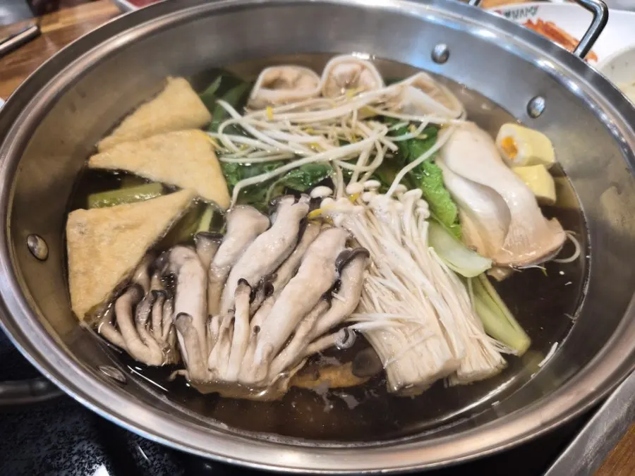 Panci shabu-shabu berisi sayuran dimasak dalam kaldu katsuobushi