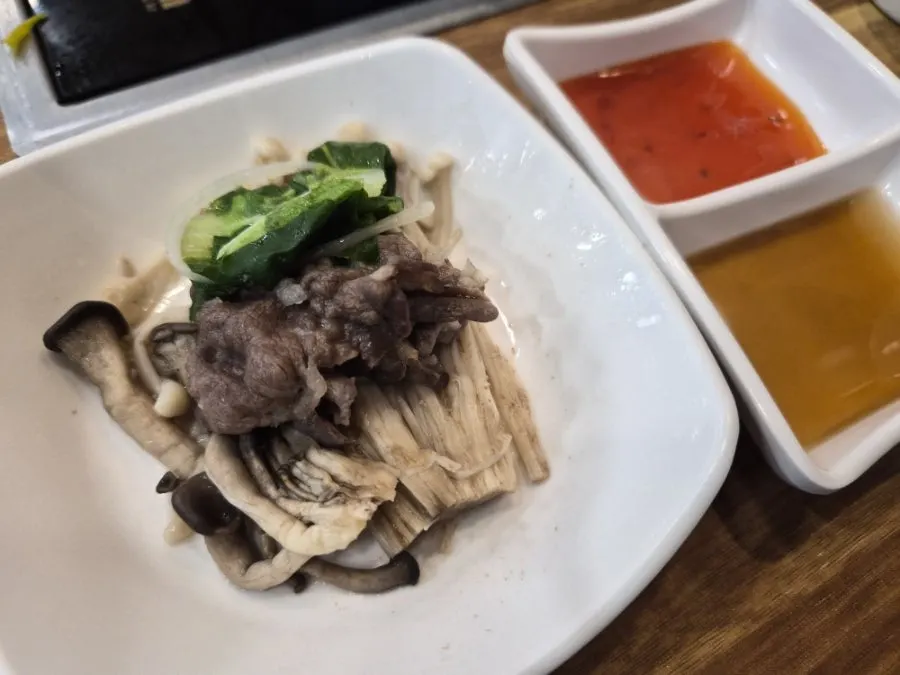 Sapi, jamur, dan daun mulberry yang sudah matang dalam kaldu