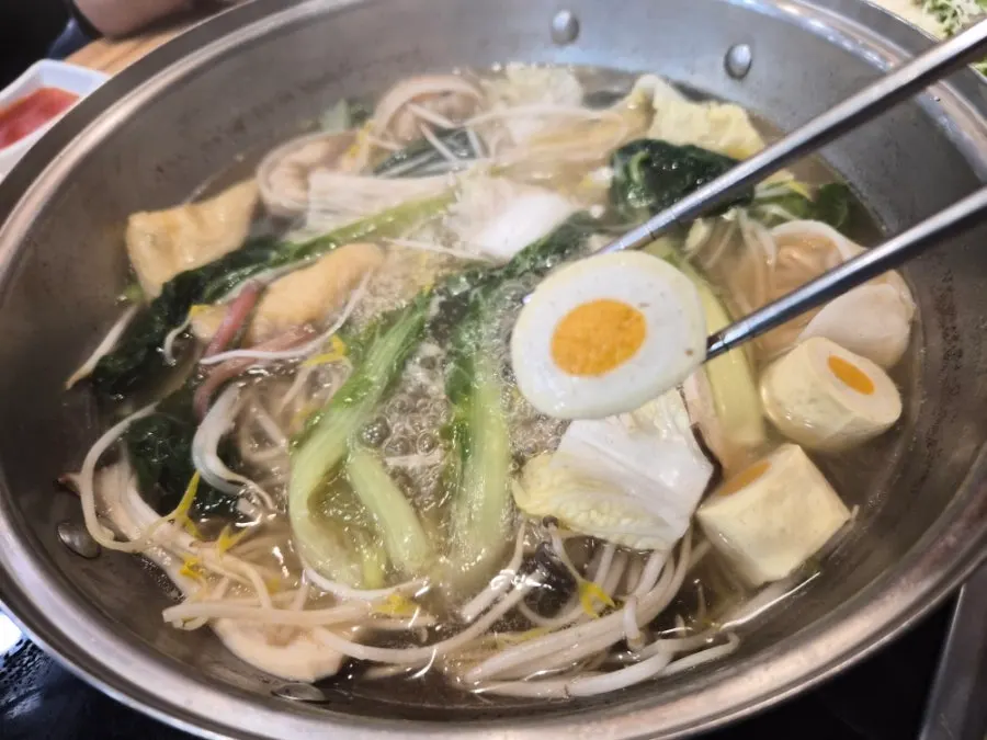 Shabu-shabu dengan fish ball berbentuk telur