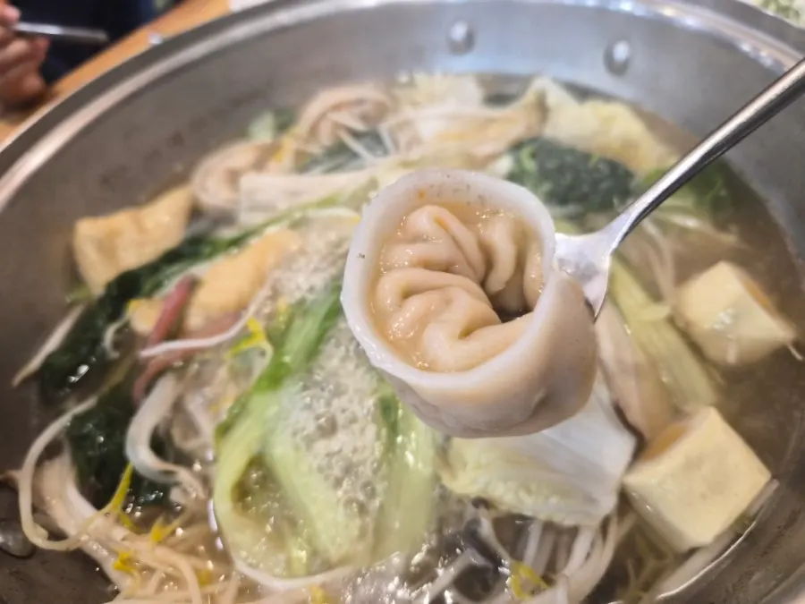 Panci shabu-shabu yang dimasak dengan kimchi mandu