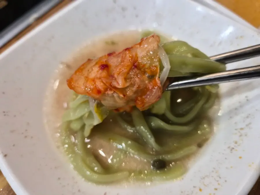 Kalguksu hijau dengan daun mulberry