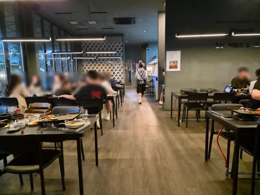 블랙톤으로 꾸며진 매장 내부