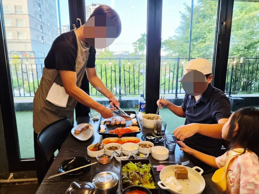 통창이 있는 고기집 홀 좌석