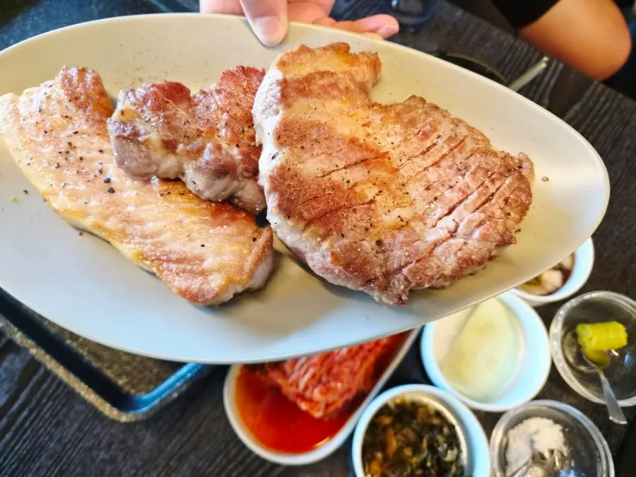 무쇠롯지에 초벌 중인 고기
