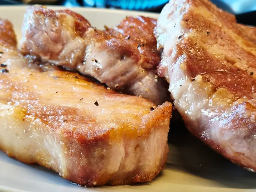 칼집 낸 초벌 특상목살 접시