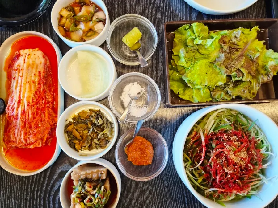 상에 차려진 기본 반찬 구성