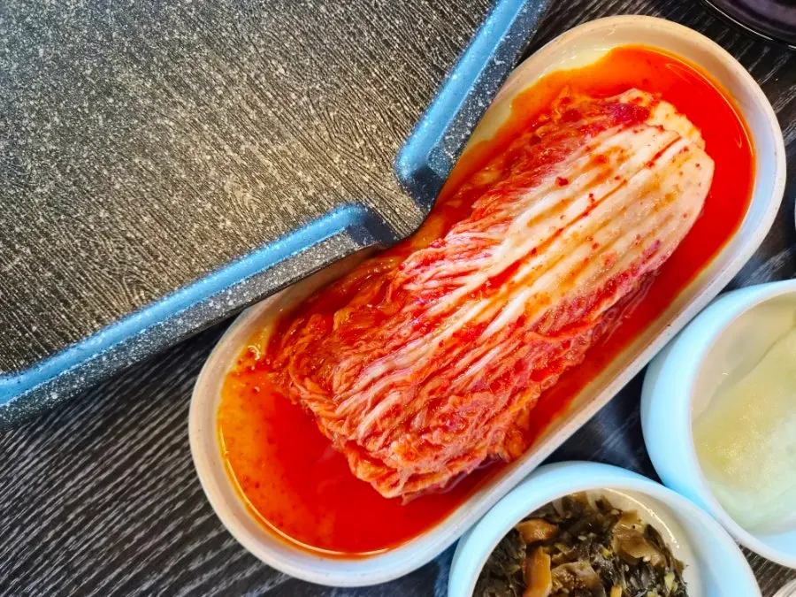 포기째 나온 국내산 김치 반찬