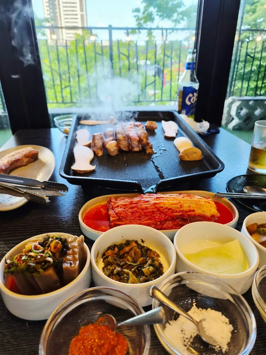 직원이 집게로 고기를 뒤집는 모습
